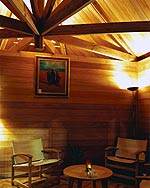 Intérieur chaleureux d'un bungalow en bois précieux